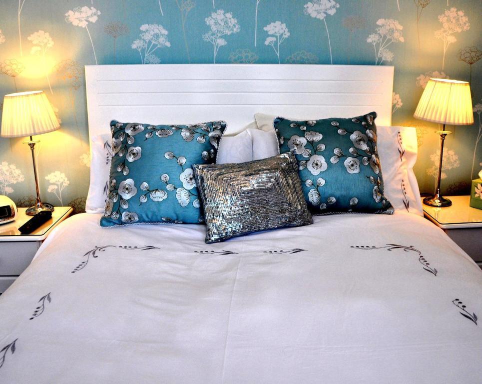 Balincourt Hotel Bournemouth Ruang foto A bed with cushions