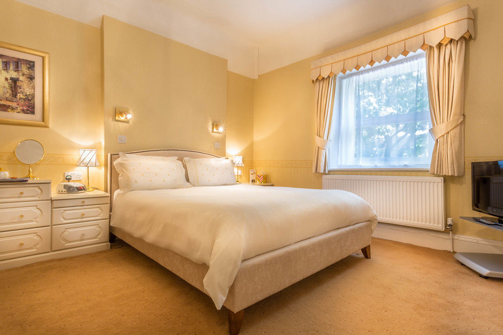 Balincourt Hotel Bournemouth Bagian luar foto A bedroom at the hotel