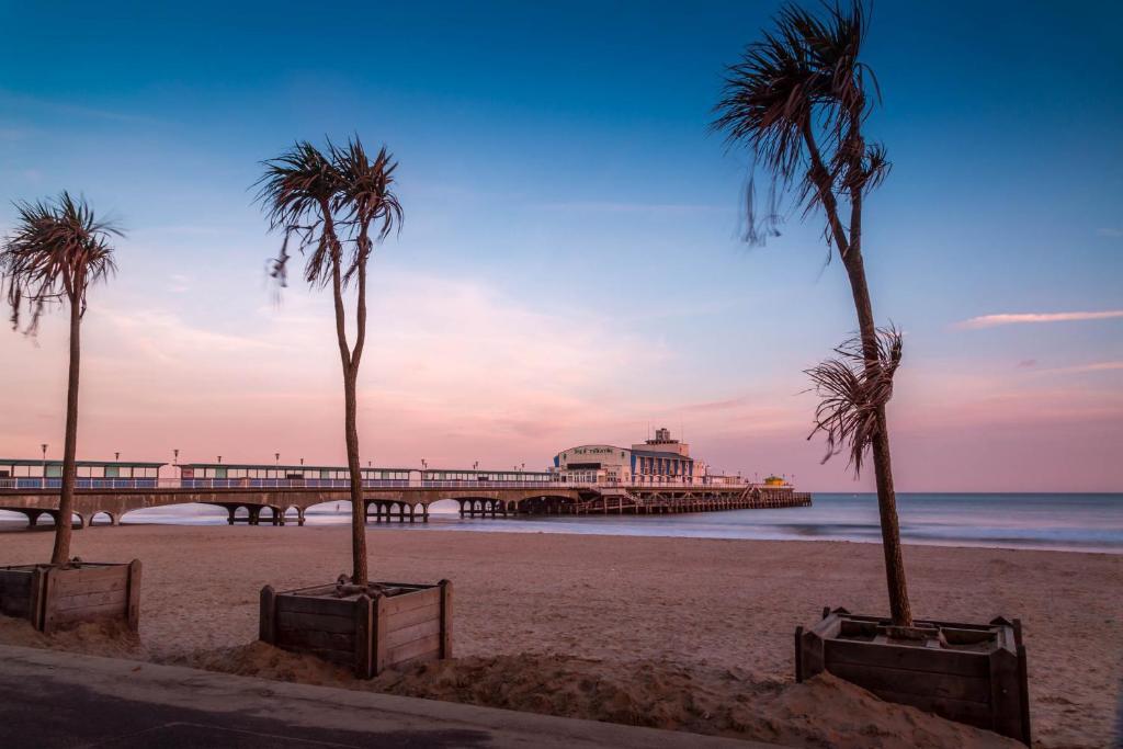 Balincourt Hotel Bournemouth Bagian luar foto The beach at the end of the boardwalk