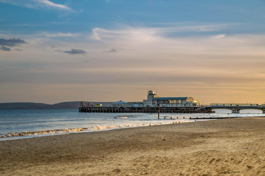 Balincourt Hotel Bournemouth Bagian luar foto The pier at sunset