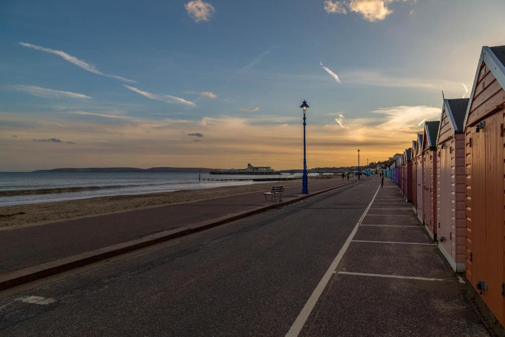 Balincourt Hotel Bournemouth Bagian luar foto The beach at Portrush
