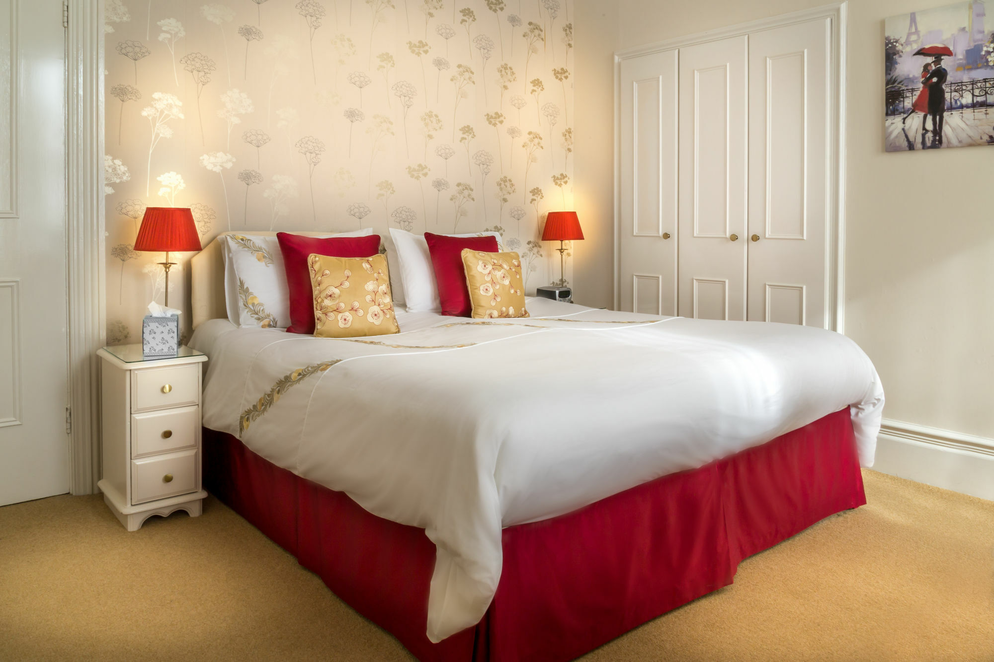 Balincourt Hotel Bournemouth Bagian luar foto A bed with a bed skirt