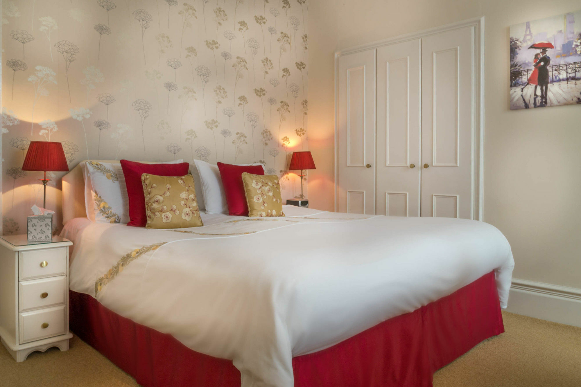 Balincourt Hotel Bournemouth Bagian luar foto A bed with a bed skirt